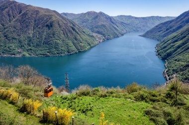 Lago di Como (Como Gölü) doğal görünümü ile teleferik Argegno ve Pigra arasında