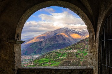 Chiesa di S. Eusebio e Vittore görünümünden peglio (Lago di Como)