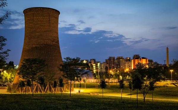 Torino (Torino) Parco Dora con l'ex impianto Michelin torre di raffreddamento — Foto Stock