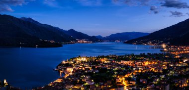 Lago di Como (Como Gölü) yüksek tanımlı panorama Peglio mavi saat adlı