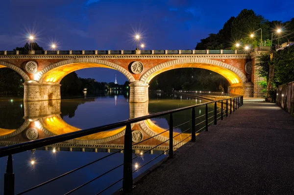 Turin (torino) ponte isabella und fluss po zur blauen stunde mit mole antonelliana im hintergrund — Stockfoto