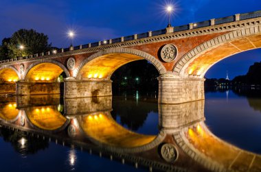 Turin (Torino) Ponte Isabella ve nehir Po saatte mavi ile Mole Antonelliana içinde belgili tanımlık geçmiş