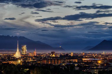 Turin (Torino) yüksek tanımlı panorama Mole Antonelliana, yeni gökdelen ve Sacra di San Michele arka planda da dahil olmak üzere tüm şehir manzarası ile
