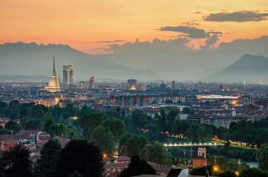 Turin (Torino) yüksek tanımlı panorama Mole Antonelliana dahil olmak üzere tam şehir manzarası ile