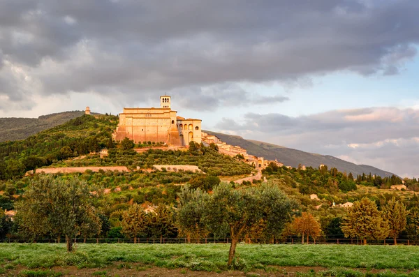 Assisi (Umbrië) bij zonsondergang — Stockfoto