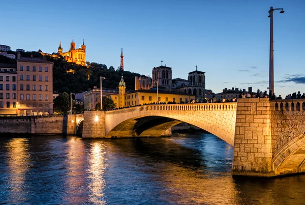 Lyon (França) Notre-Dame de Fourviere e pont bonaparte na hora azul — Fotografia de Stock