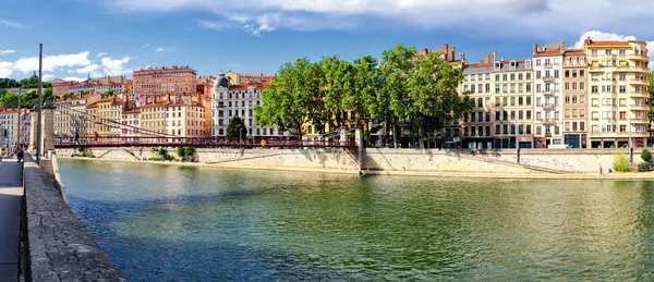 Lyon (França) edifícios antigos perto do rio Saone — Fotografia de Stock