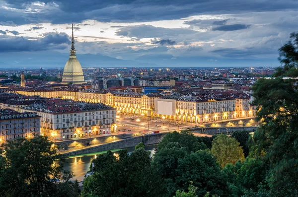 Панорама Турина в сумерках — стоковое фото