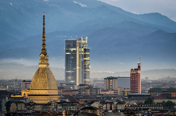 Panorama de Torino con primer plano sobre el topo Antonelliana — Foto de Stock