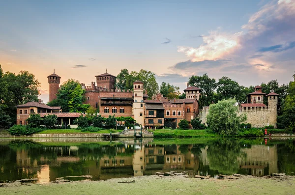 Turyn (Torino) rzeki Pad i Borgo Medievale o zachodzie słońca — Zdjęcie stockowe