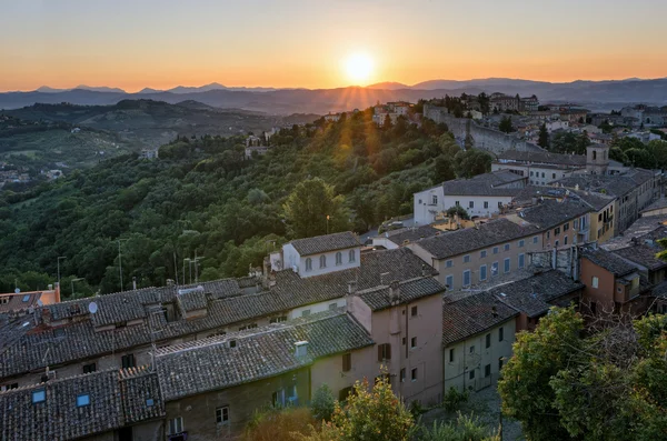 Perugia panoráma az egyedüli Porta napkeltekor — Stock Fotó