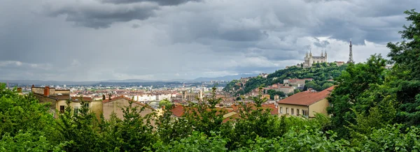 Lyon (Frankrike) högupplöst panorama med Notre-Dame de Fourviere — Stockfoto