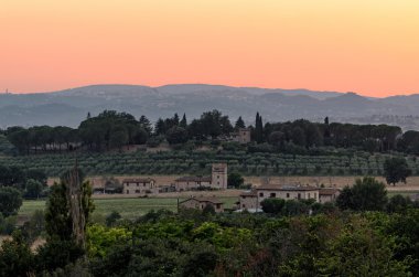 Umbria, Assisi yakınındaki tepelerde günbatımı