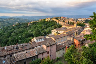 Gün batımında Porta Sole üzerinden Perugia (Umbria) panorama