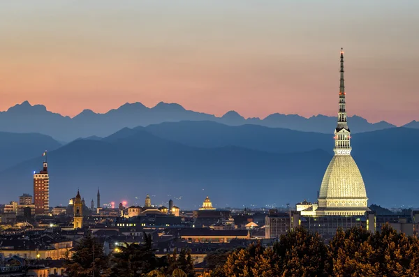 Torino panorama con la Mole Antonelliana al crepuscolo — Foto Stock