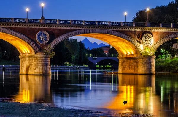 Turin (torino) wunderschöne Landschaft in der Dämmerung mit Fluss po, Ponte Isabella und Monviso — Stockfoto