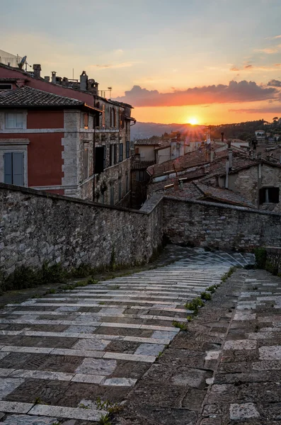 Perugia (Umbria) panoráma az egyedüli Porta naplementekor — Stock Fotó