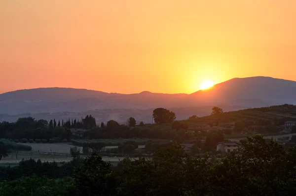 Umbrie, západ slunce v kopcích poblíž Assisi — Stock fotografie