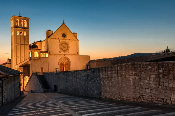 Ασίζη (Ούμπρια) Βασιλική di San Francesco στο ηλιοβασίλεμα — Φωτογραφία Αρχείου