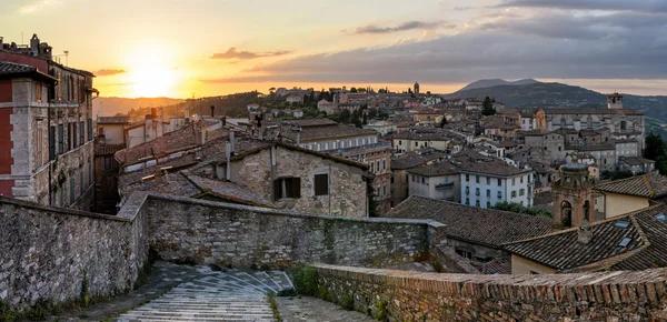 Perugia (Umbria) panoráma az egyedüli Porta naplementekor — Stock Fotó