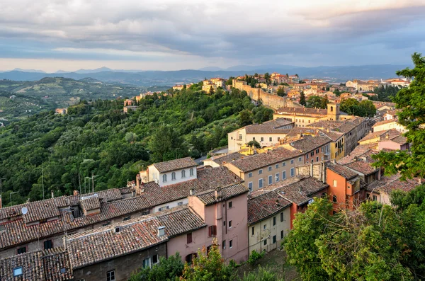 Perugia (Umbria) panoráma az egyedüli Porta naplementekor — Stock Fotó