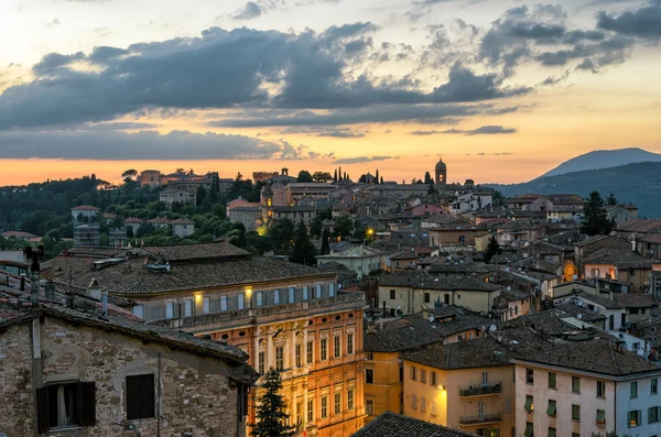 Perugia (Umbria) panoráma az egyedüli Porta naplementekor — Stock Fotó