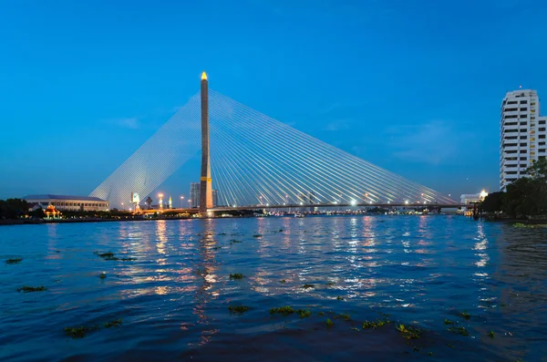 Bangkok, most rámy Viii a řeky Chao Phraya v modré hodiny — Stock fotografie