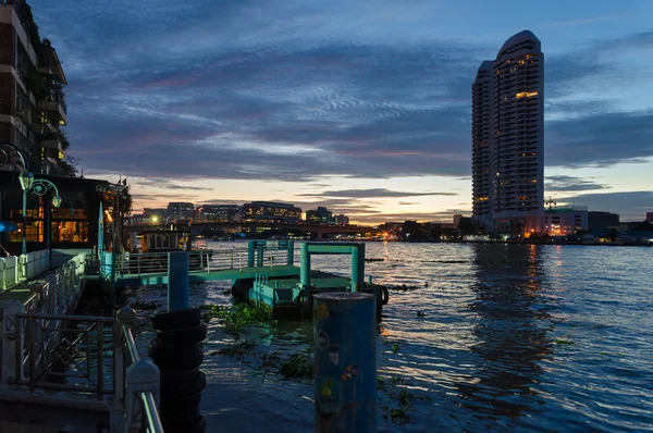 Bangkok, vacker utsikt på floden Chao Phraya på blå timmen — Stockfoto