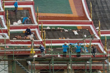 Ekim 2015, kiremit çatı tamiri Bangkok Tayland - Tay bir işçi