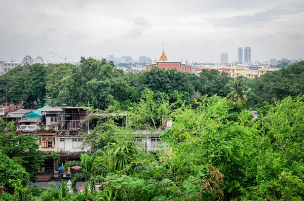 El horizonte de Bangkok - contraste entre casas pobres y ricas —  Fotos de Stock