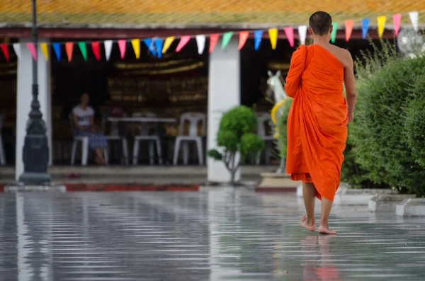 Bangkok (Tailandia), Monje budista caminando descalzo — Foto de Stock