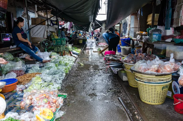 Thailand, oktober 2015-Samut Songkhram (Maeklong) markt rond het spoor — Stockfoto