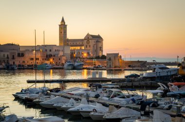 Trani, gün batımı katedral Manzaralı