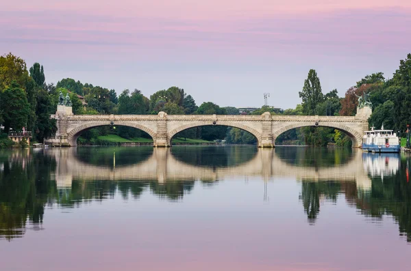 Turin (Turyn), rzeka most i po umberto i — Zdjęcie stockowe