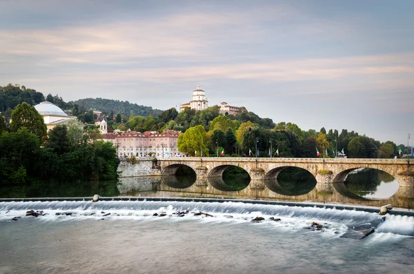 Turin (Turyn), rzeka po i monte dei cappuccini — Zdjęcie stockowe