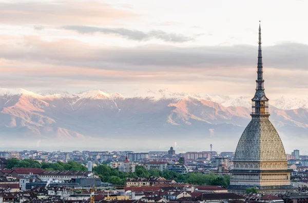 Turim (Torino), panorama ao nascer do sol com Mole Antonelliana — Fotografia de Stock