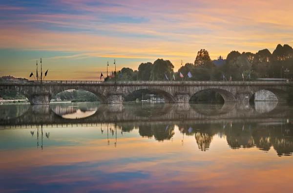 Turin (Turyn), panorama z rzeki Pad w zmierzchu — Zdjęcie stockowe