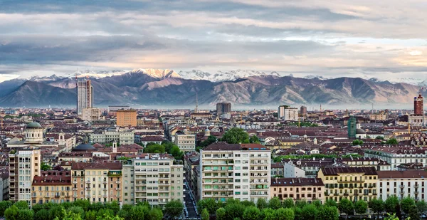 Turín (Torino), panorama con los Alpes — Foto de Stock
