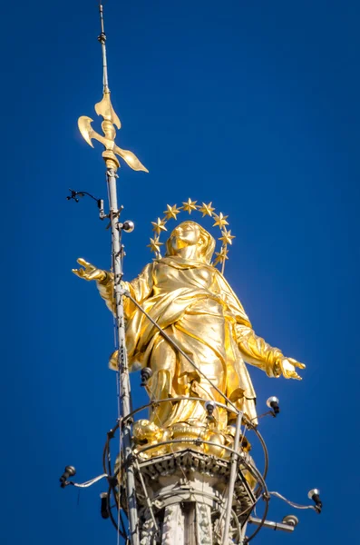 Milán (Milán), Estatua de Madonnina sobre la Catedral — Foto de Stock