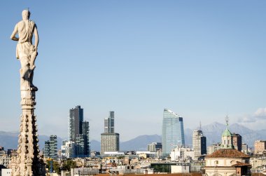 Milano, skyline (Katedral'e yeni gökdelenler ile)