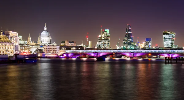 London, night view with Blackfriars bridge and St Paul's Cathedral — Stock Photo, Image