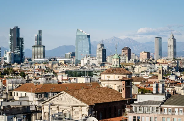 Milano (Italia), skyline con nuevos rascacielos — Foto de Stock