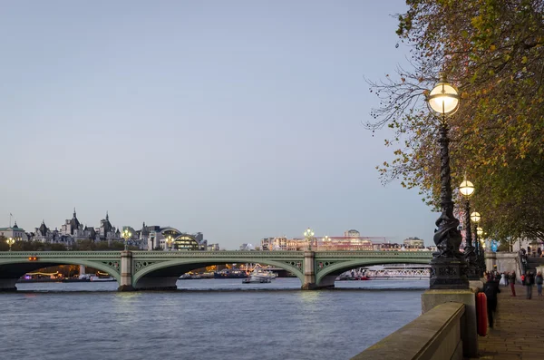 Londyn, Westminster Bridge i riverfront — Zdjęcie stockowe