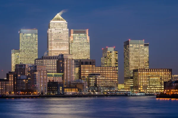 Лондон, Canary Wharf (blue hour) ) — стоковое фото