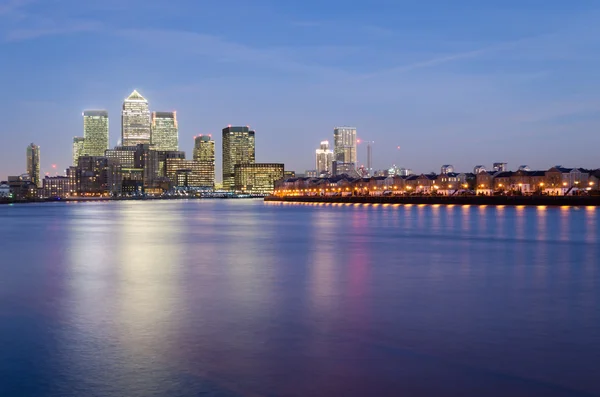 London Canary Wharf (kék óra) — Stock Fotó