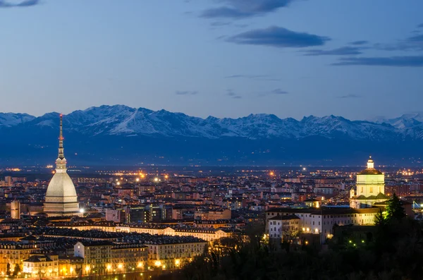 Turín (Torino), paisaje nocturno con los Alpes — Foto de Stock