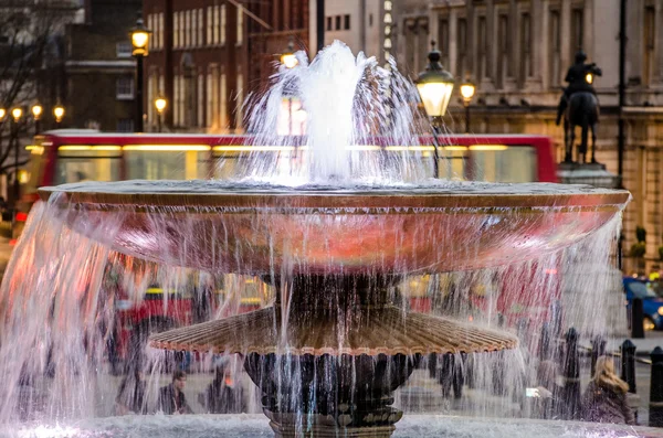 Londonban, a Trafalgar téren a szökőkút — Stock Fotó