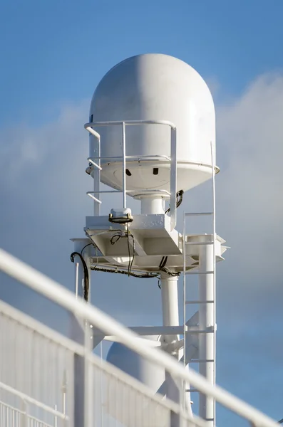 Anteny satelitarnej dla statków — Zdjęcie stockowe