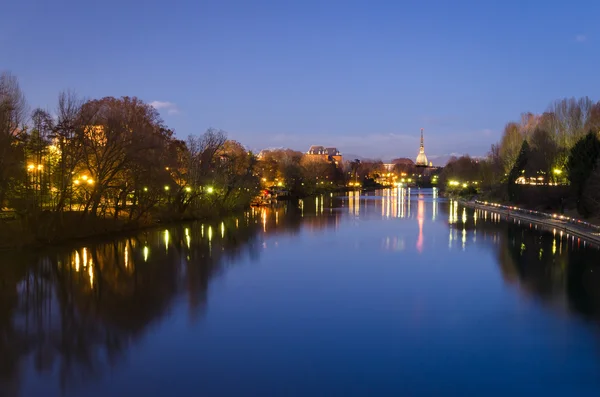 Turyn (Torino), rzeki Pad i Mole Antonelliana (niebieski godz.) — Zdjęcie stockowe