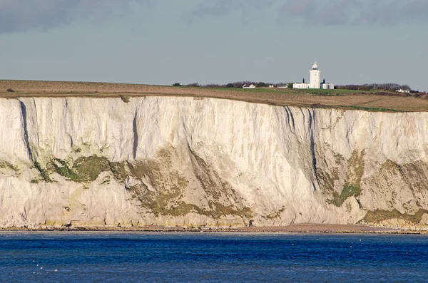 Scogliere bianche di Dover e faro di South Foreland — Foto Stock